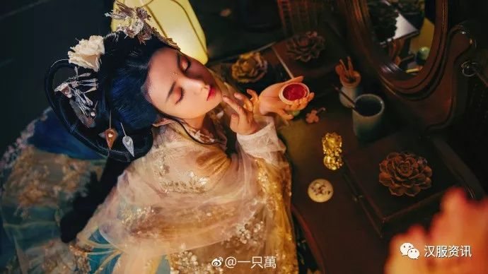 春去冬来 你曾笑我棋艺不精 我便日日与自己下棋 可如今却不能再与你对弈一场了