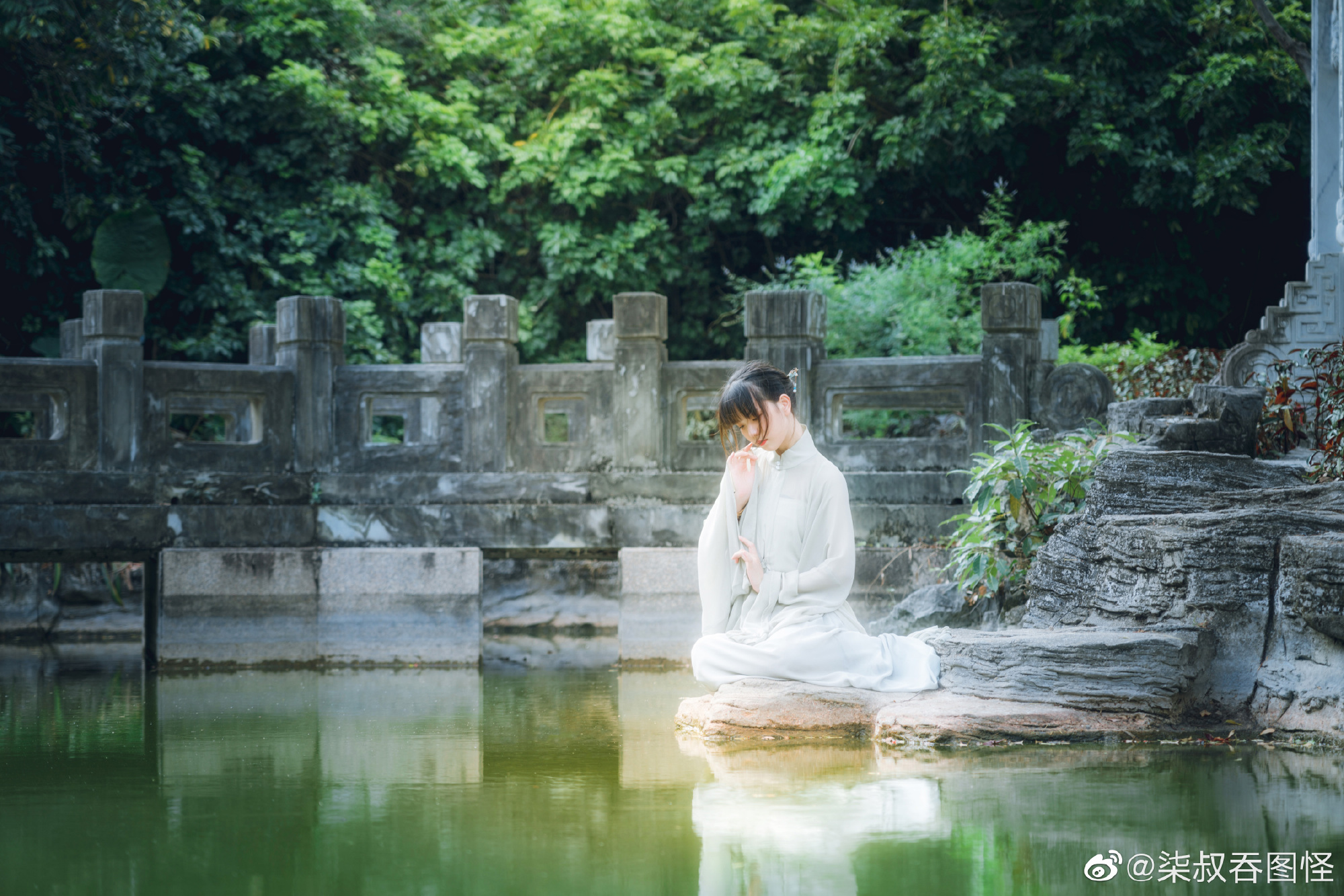 春宵折旧几多愁，花影倚窗人倚楼。@一只陶瓷碗_