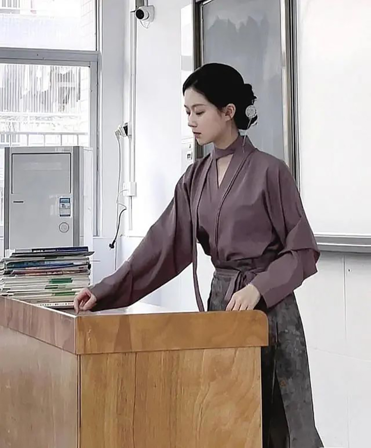 美术老师上课穿汉服，网友赞其端庄大方上档次，不知为何家长看了却直摇头？