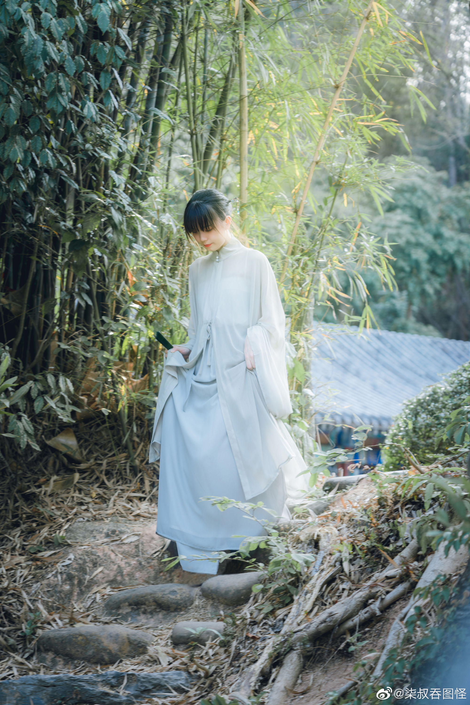 春宵折旧几多愁，花影倚窗人倚楼。@一只陶瓷碗_