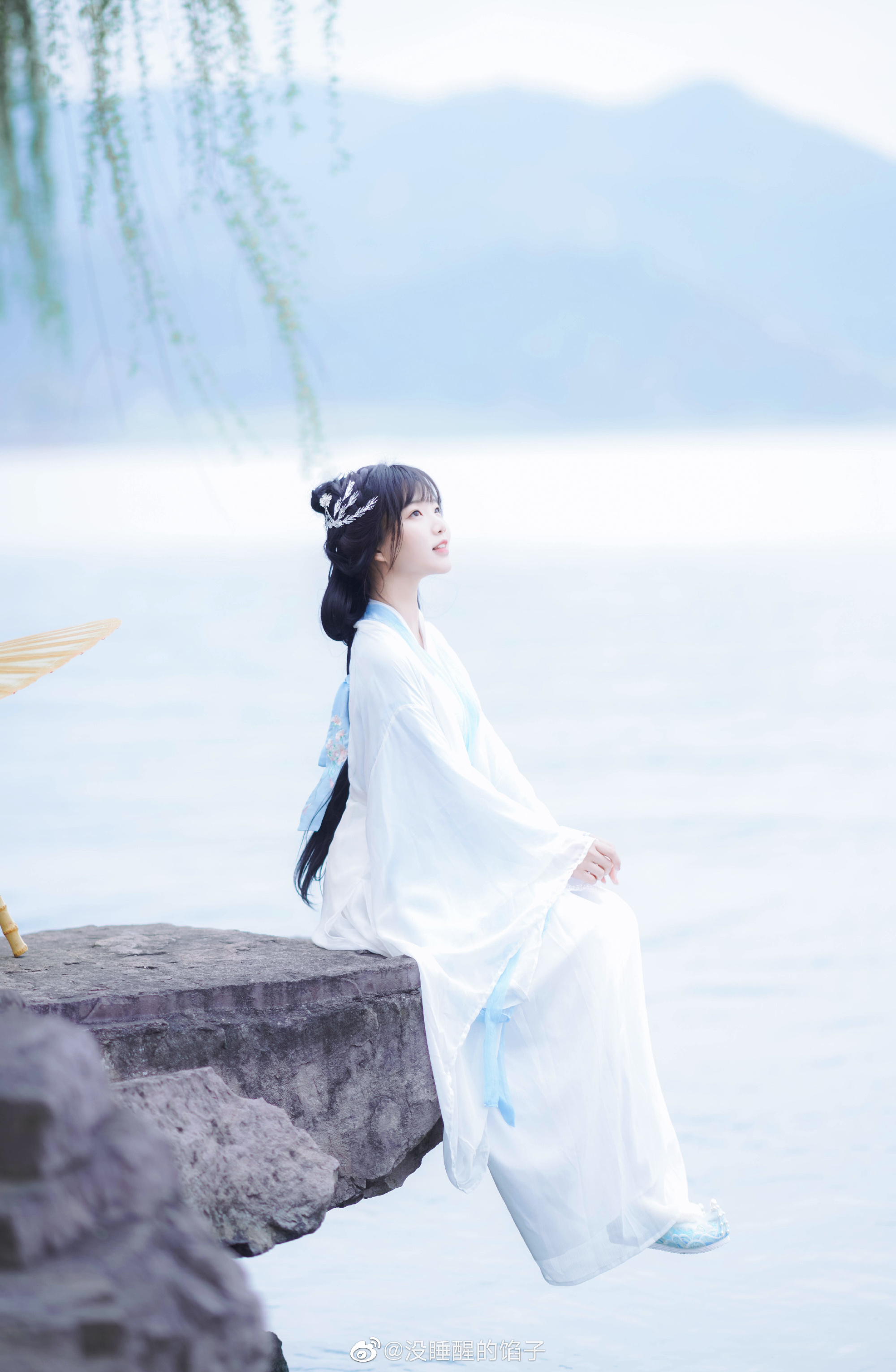 汉服 山水不渡我，琴声不渡江，留你在心上@没睡醒的馅子