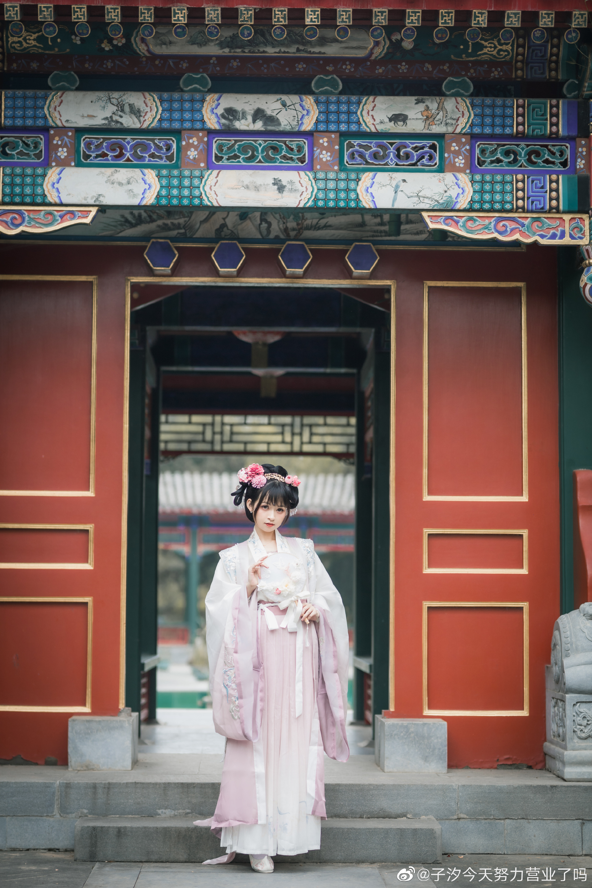 【汉服】大宋小公主出逃啦 宫墙内，孤城闭。 只愿爱人一生顺遂。@子汐今天努力营业了吗