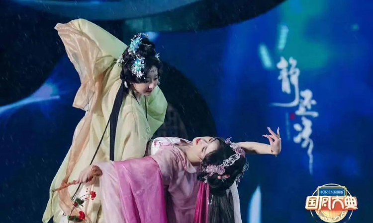 身着汉服，沉浸在城市传统灯会的文化中