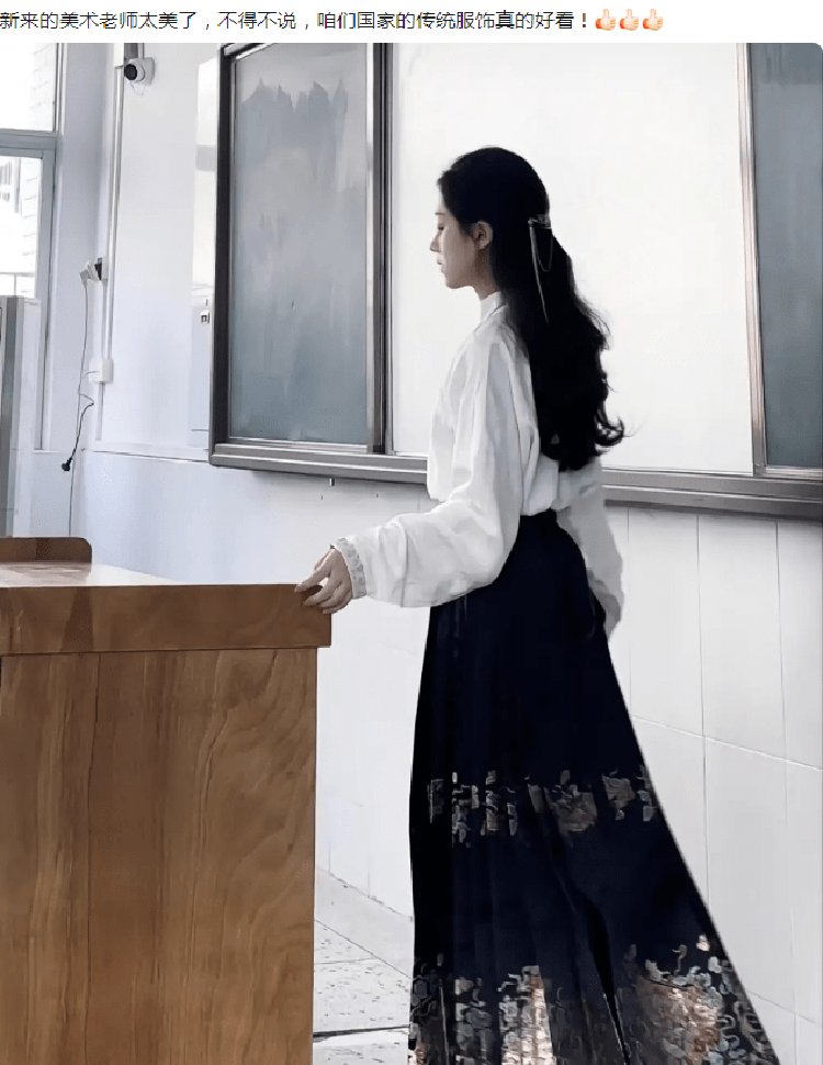 美术老师上课穿汉服，网友赞其端庄大方上档次，不知为何家长看了却直摇头？