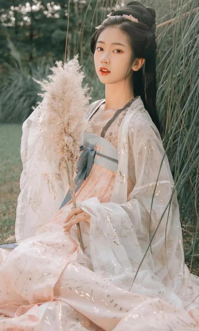 汉服究竟有多美？一袭襦裙霓裳，惊艳了岁月时光