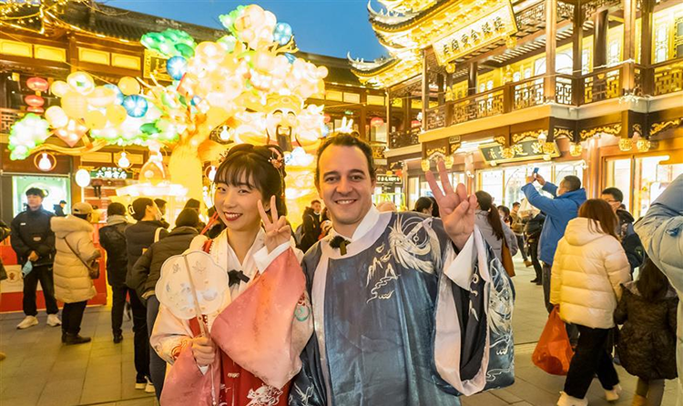 身着汉服，沉浸在城市传统灯会的文化中