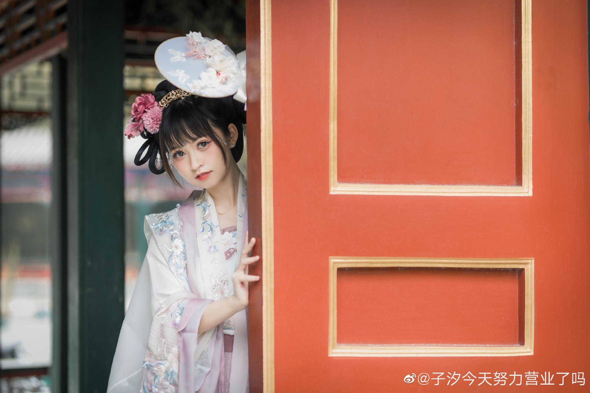 【汉服】大宋小公主出逃啦 宫墙内，孤城闭。 只愿爱人一生顺遂。@子汐今天努力营业了吗