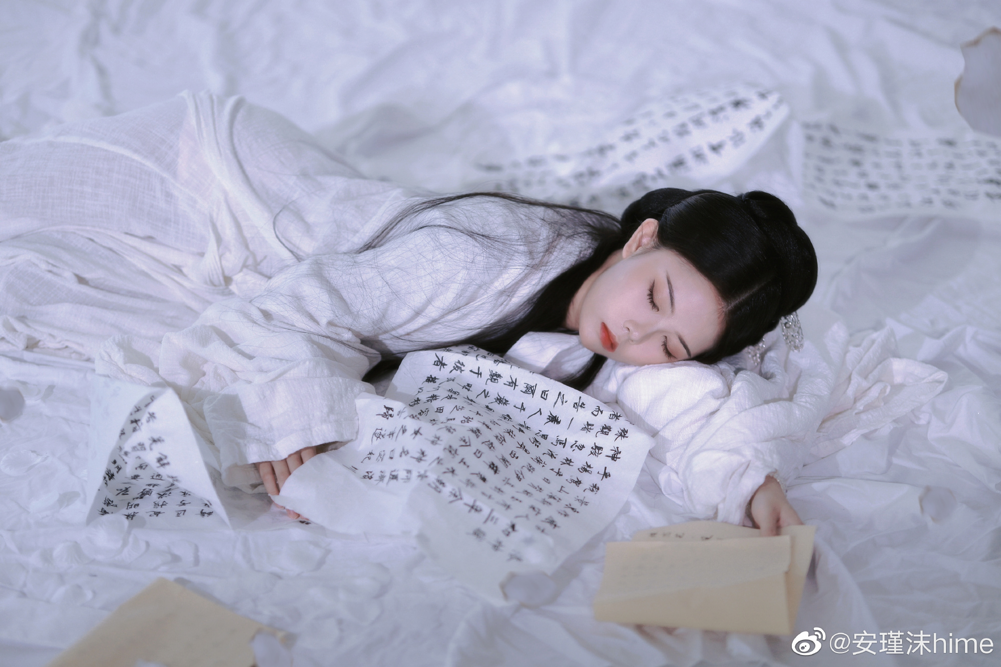 汉服 落花有意随流水，流水无情恋落花。@安瑾沫hime