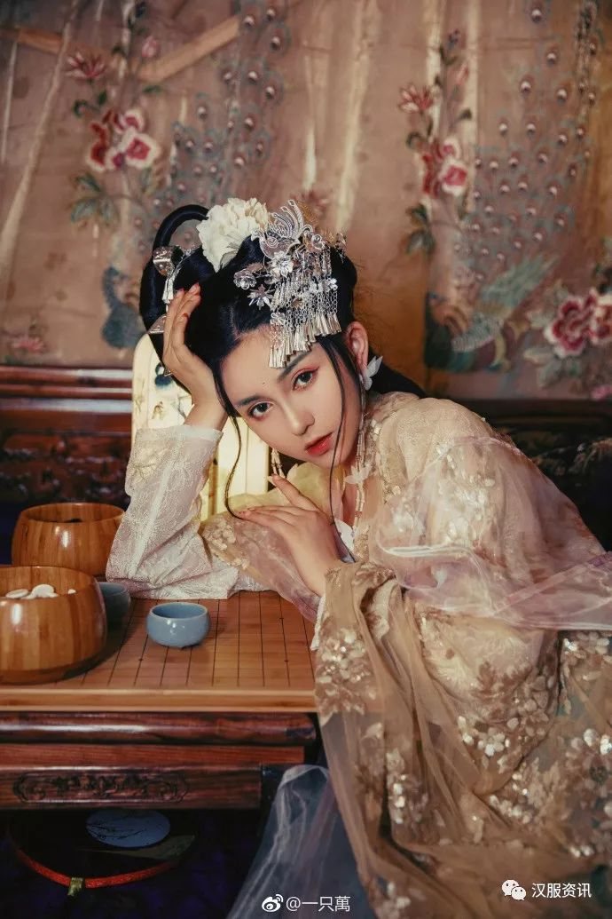 春去冬来 你曾笑我棋艺不精 我便日日与自己下棋 可如今却不能再与你对弈一场了