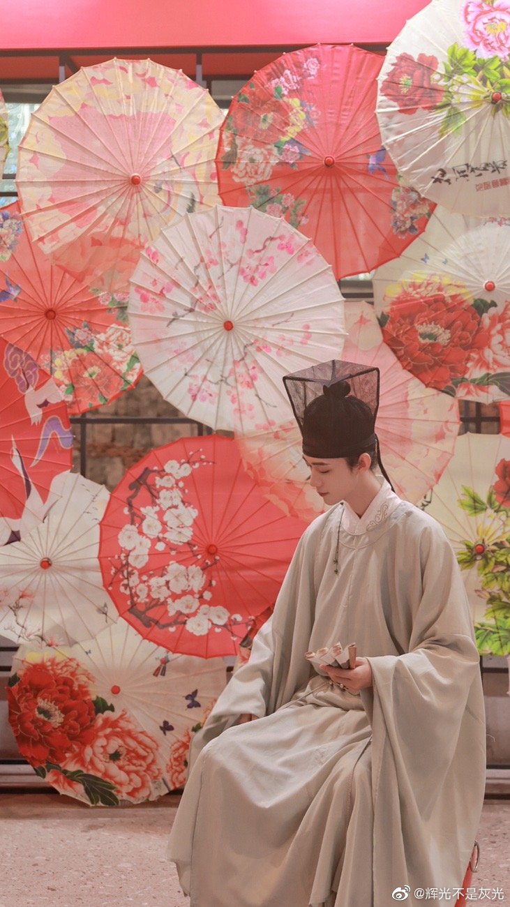 造化绝高处，富春独多观@辉光不是灰光