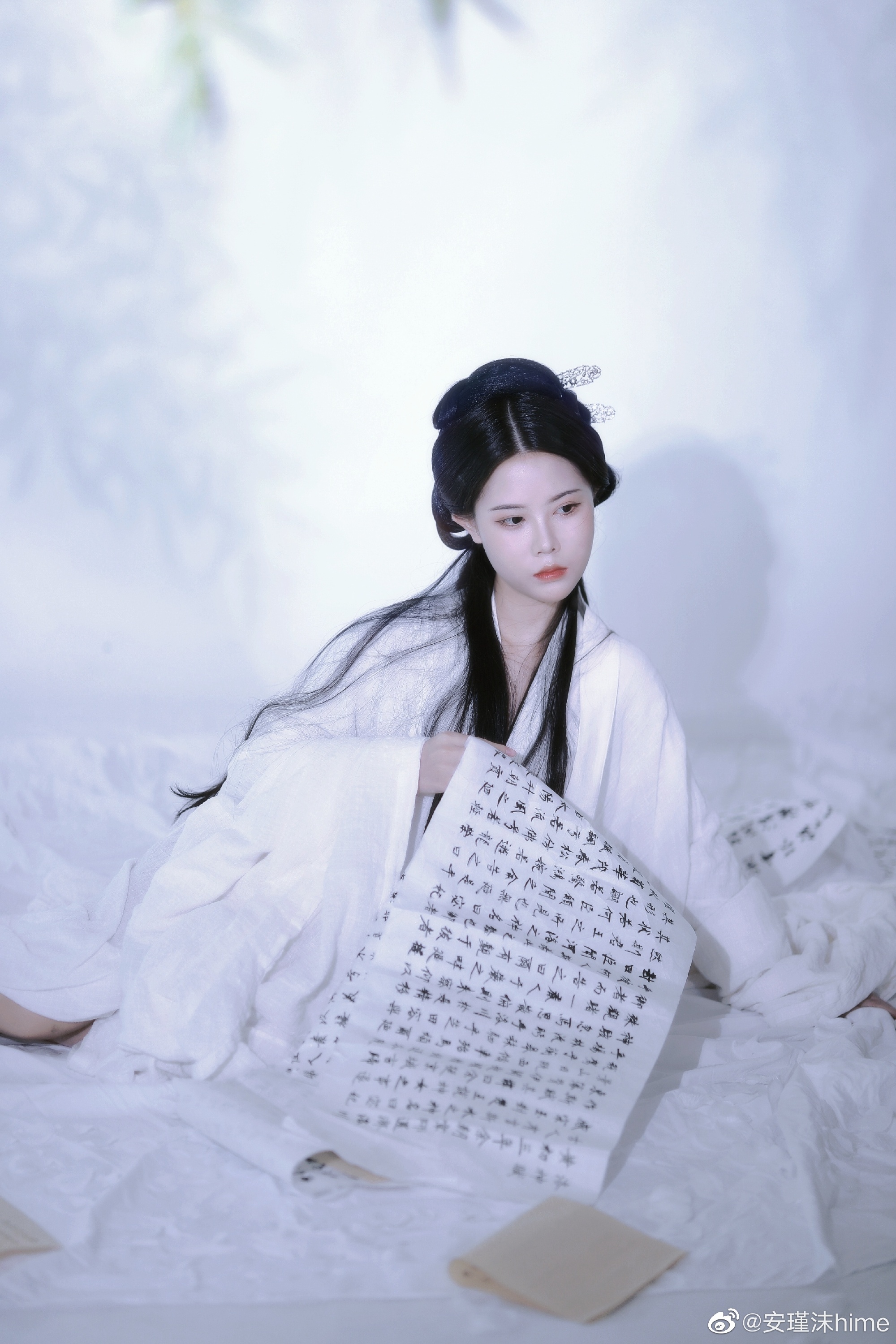 汉服 落花有意随流水，流水无情恋落花。@安瑾沫hime