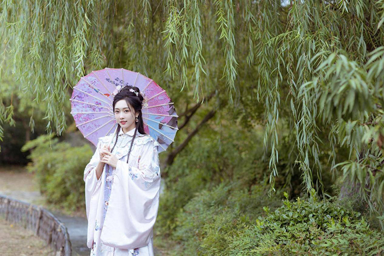 被穿汉服的宣璐惊艳到了！古典又端庄，越看越心动！