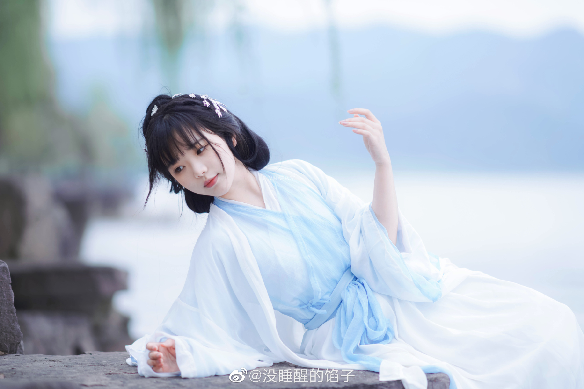 汉服 山水不渡我，琴声不渡江，留你在心上@没睡醒的馅子