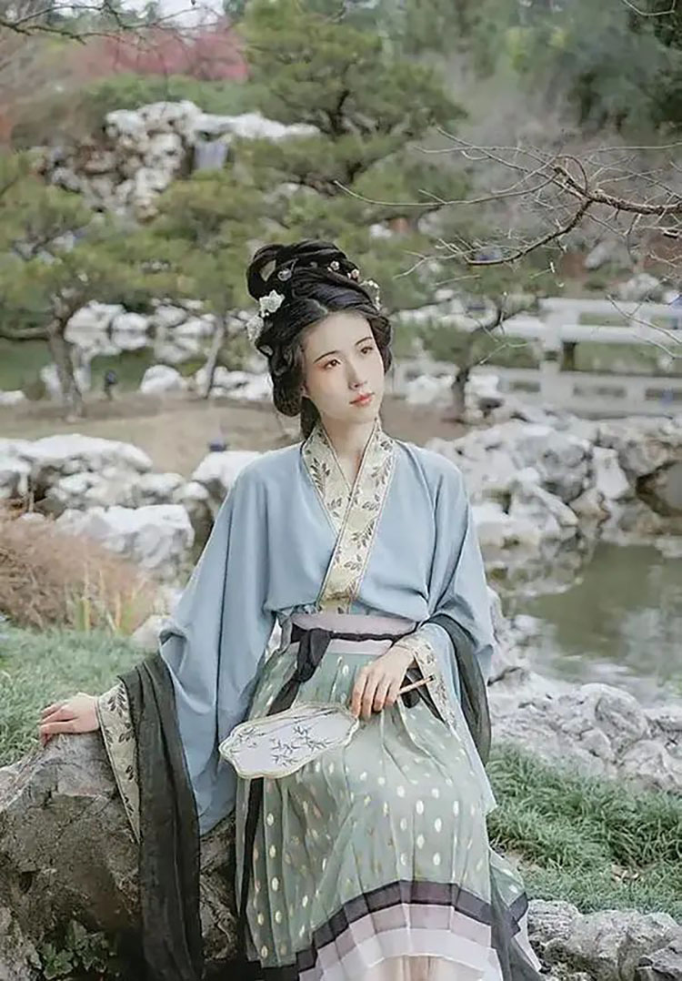 在国外穿汉服的女孩们：推动汉服复兴，顺便当网红！