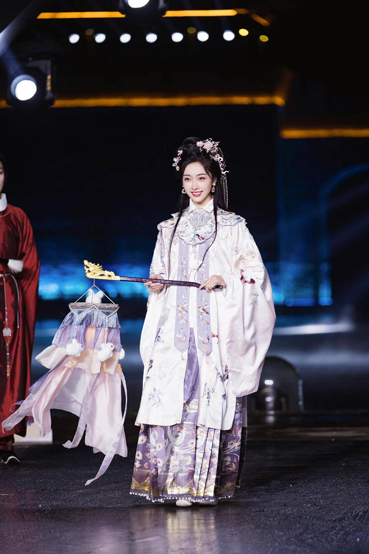 被穿汉服的宣璐惊艳到了！古典又端庄，越看越心动！