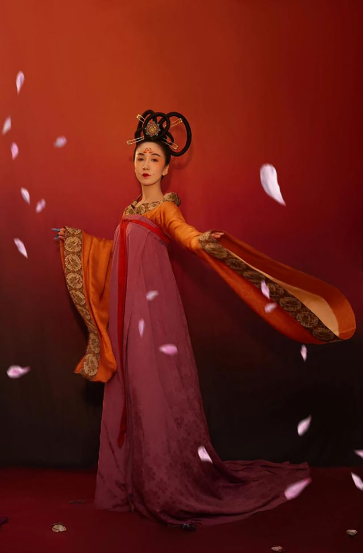 33岁的娄艺潇身穿汉服出席北京时装周