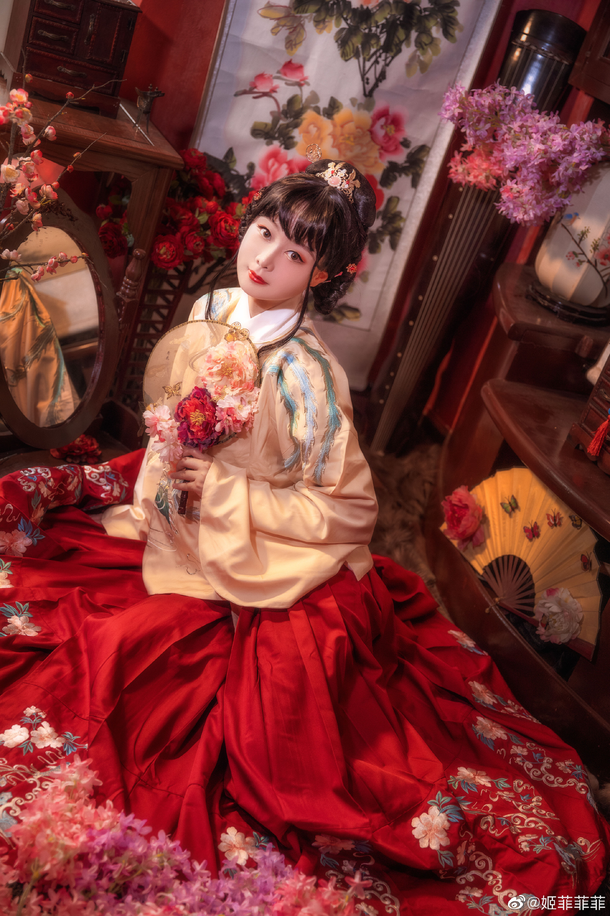 汉服 岁岁皆欢愉，年年皆胜意。@姬菲菲菲