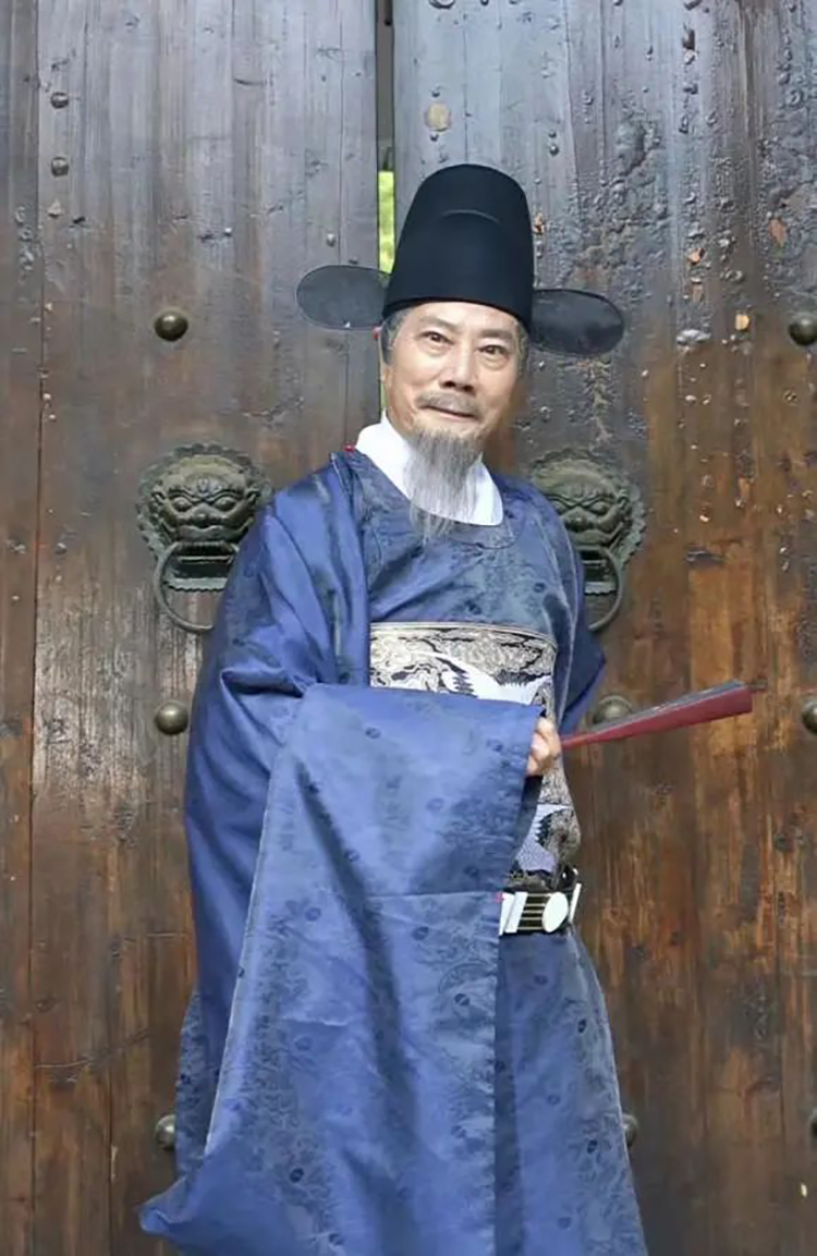 长沙爷爷汉服变装惊艳众人：在故宫拍照被围观