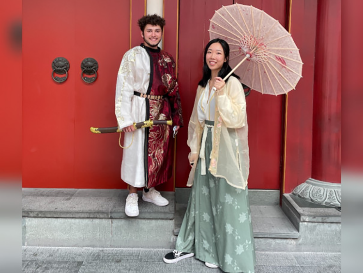 穿着汉服去唐人街，那是一次自由而令人兴奋的经历