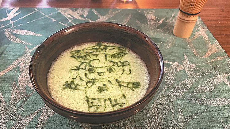 中国茶大师呈现精美的泡沫艺术