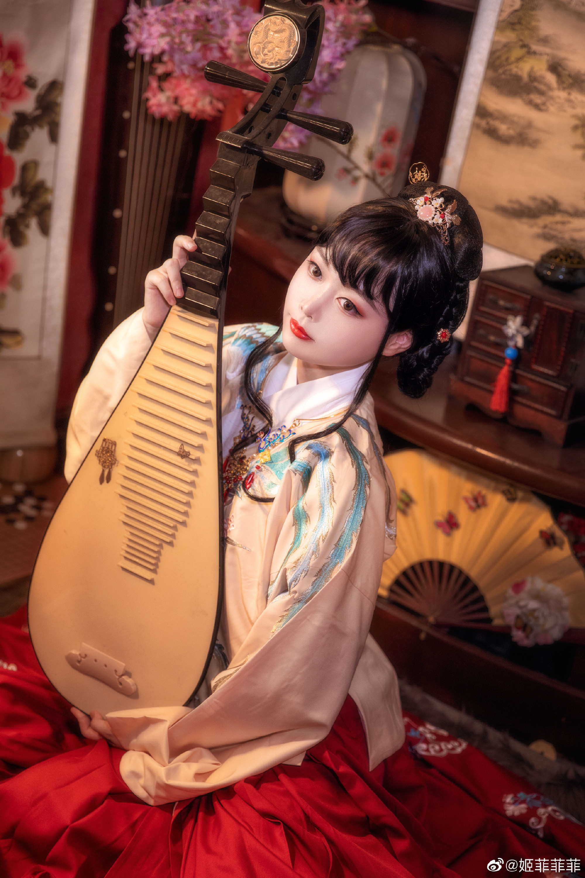 汉服 岁岁皆欢愉，年年皆胜意。@姬菲菲菲