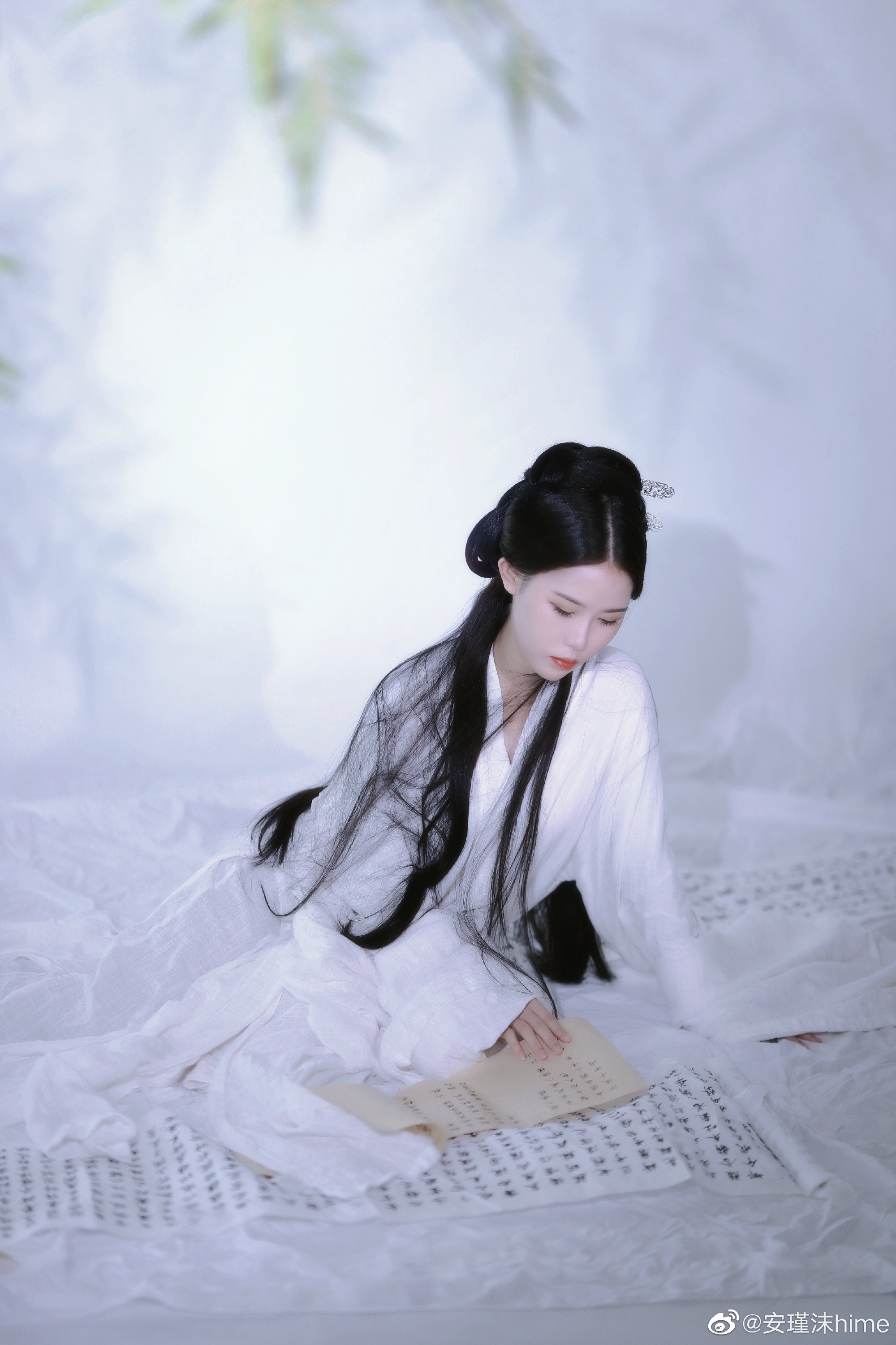 汉服 落花有意随流水，流水无情恋落花。@安瑾沫hime