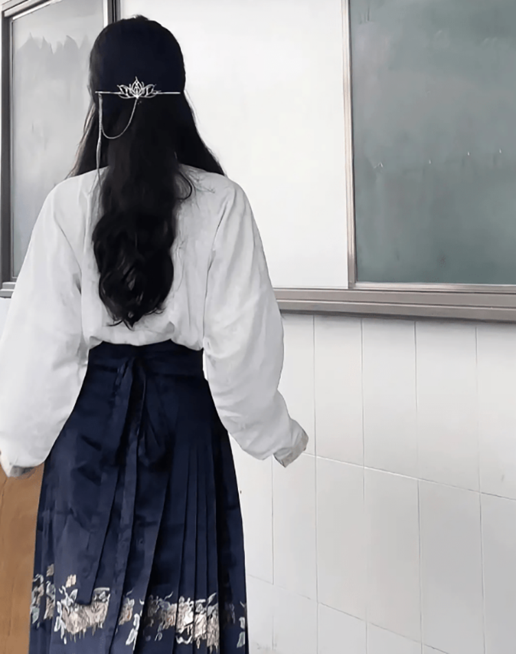 美术老师上课穿汉服，网友赞其端庄大方上档次，不知为何家长看了却直摇头？