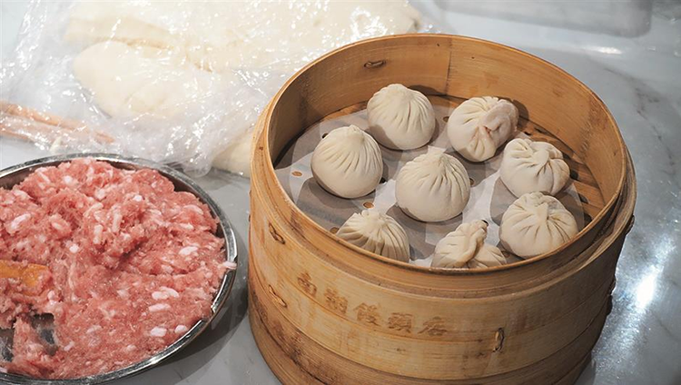 身着汉服，沉浸在城市传统灯会的文化中