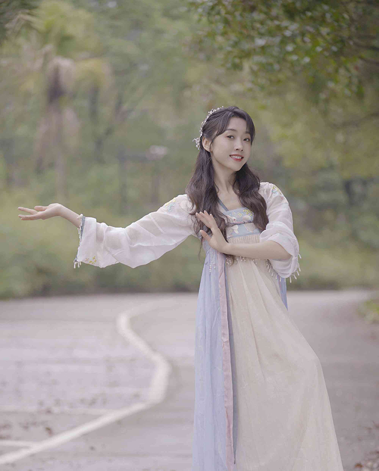 宣璐号召大家穿汉服去踏青，一身紫衣倾国倾城