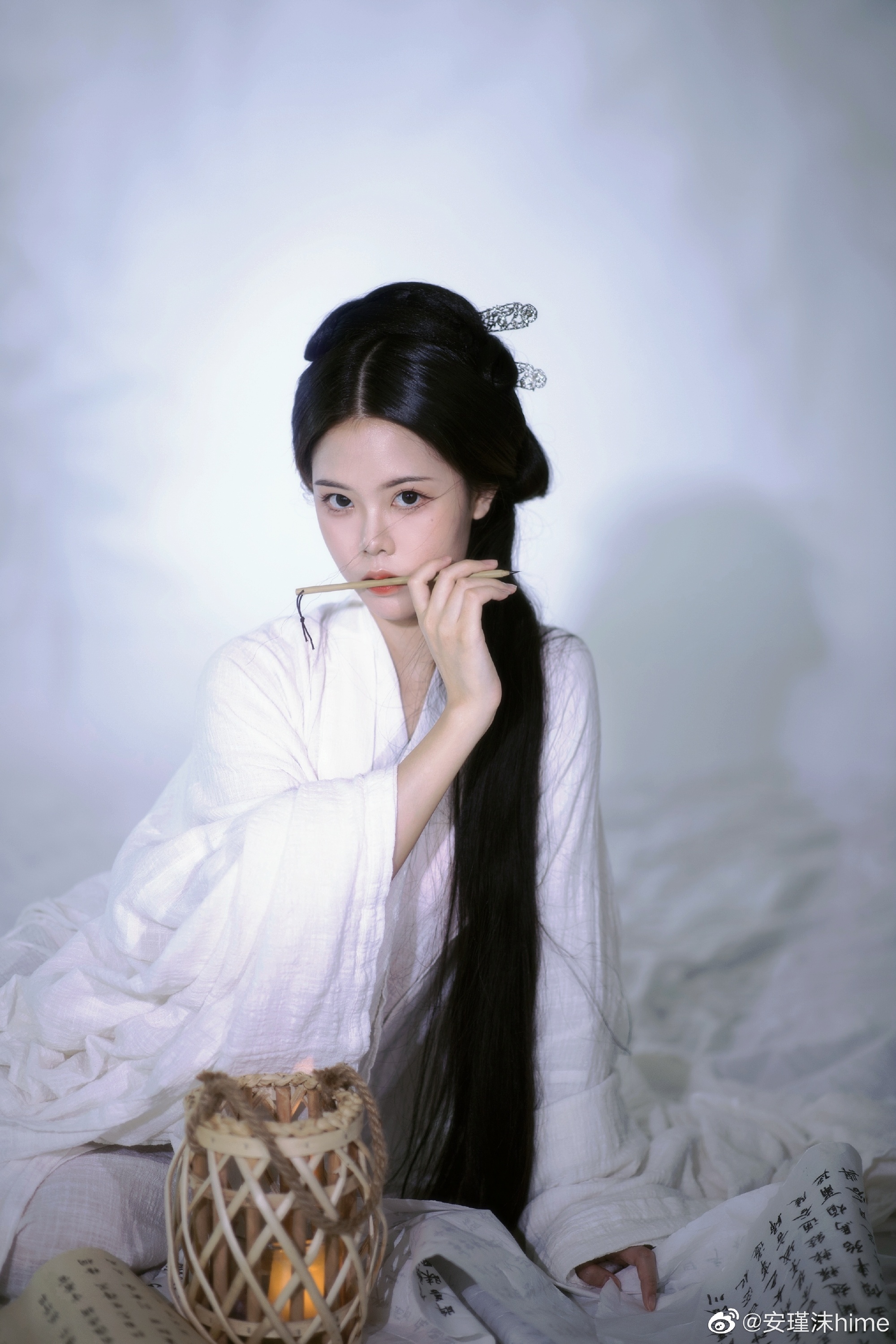 汉服 落花有意随流水，流水无情恋落花。@安瑾沫hime