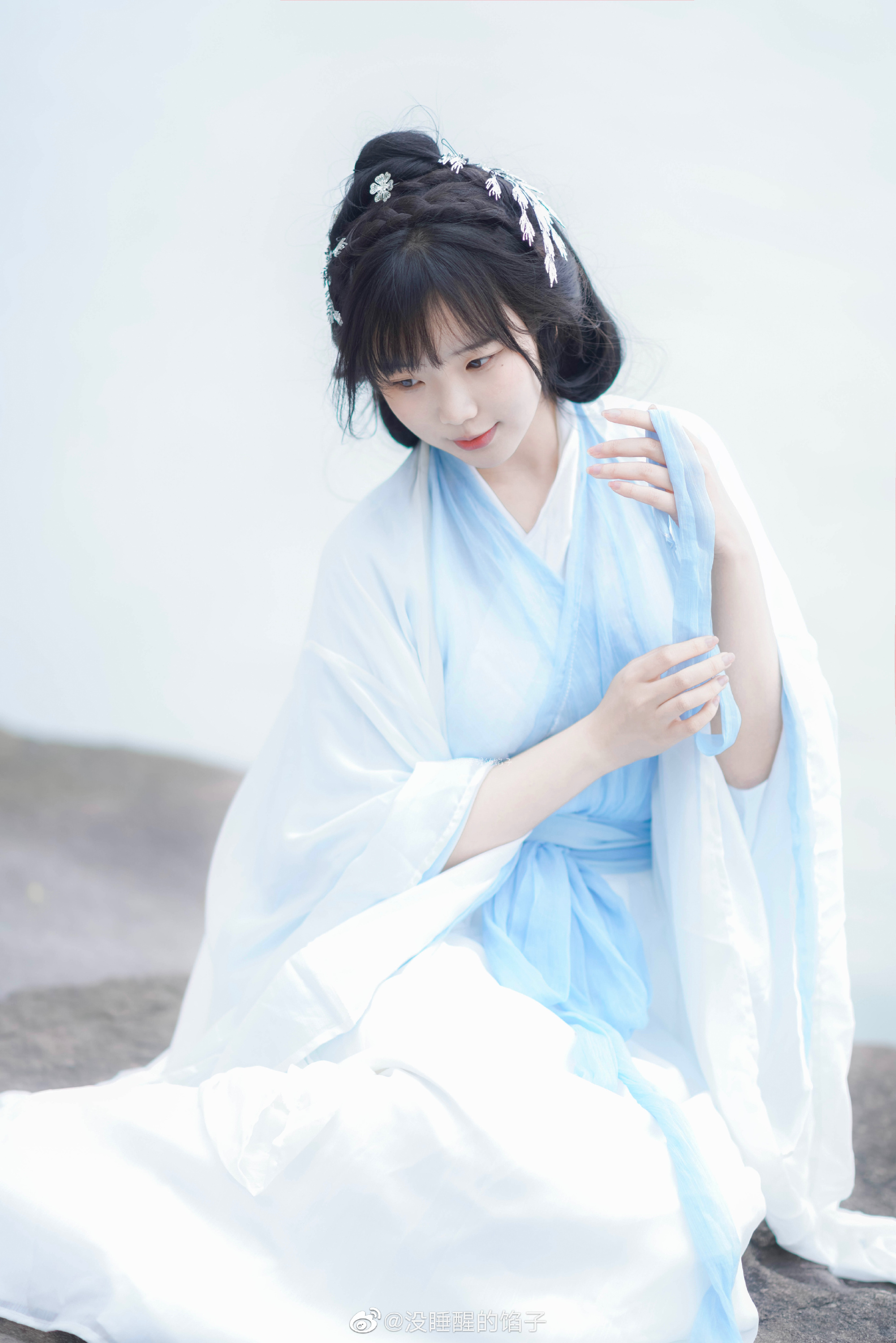 汉服 山水不渡我，琴声不渡江，留你在心上@没睡醒的馅子