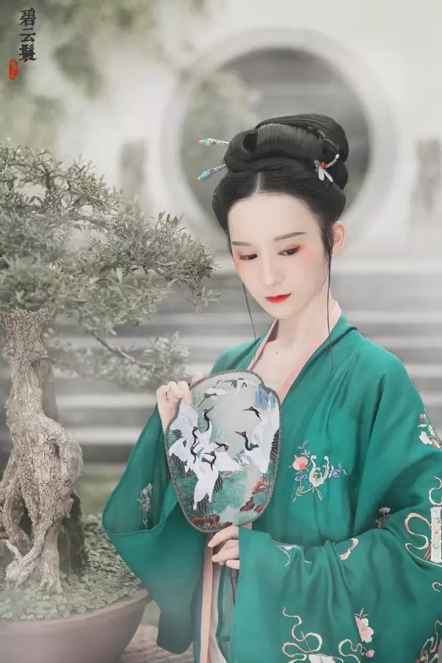 【仙气汉服】粉领绣褙凝深翠，玉蜓飞上碧云鬟