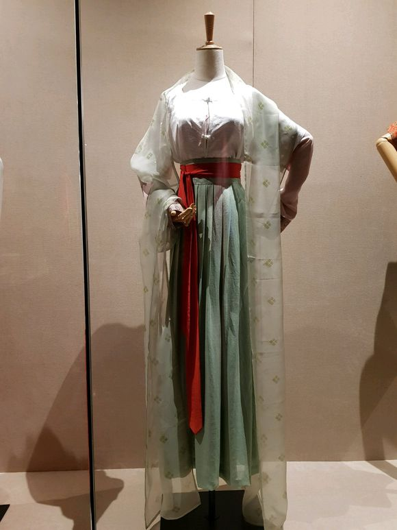 从出土文物，看儒家思想在汉服衣裳之上刺绣出的千古惊叹