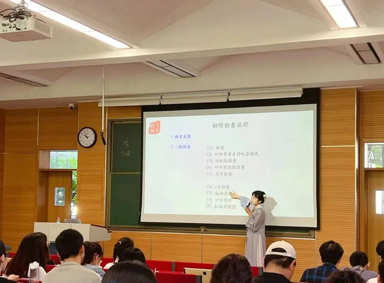 师与汉服‖三尺讲台着汉服，奕奕风采，灼灼其华