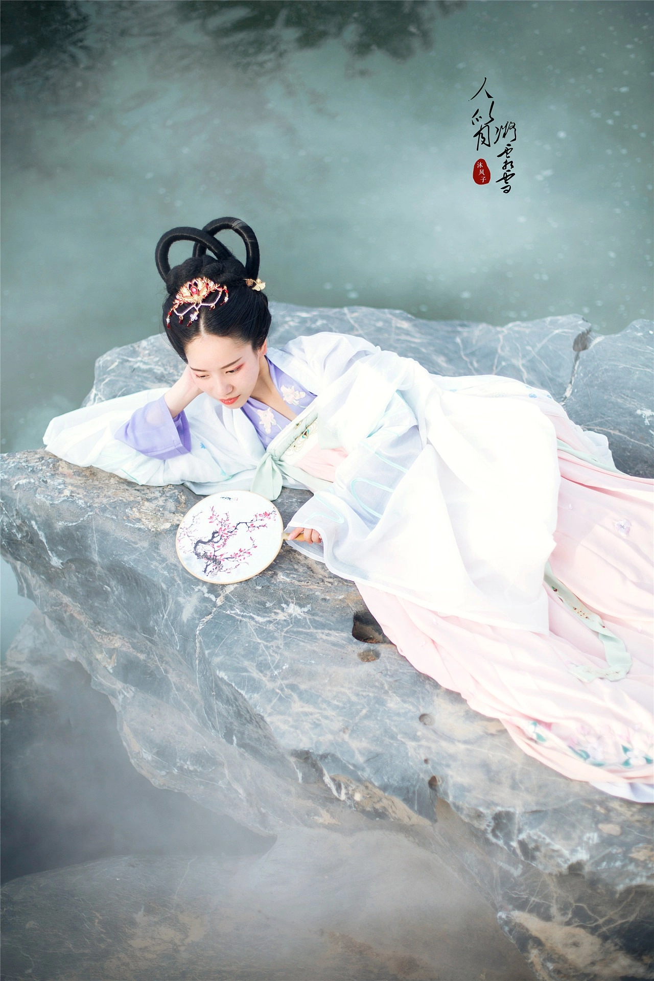 汉服写真 - 人似月，凝霜雪