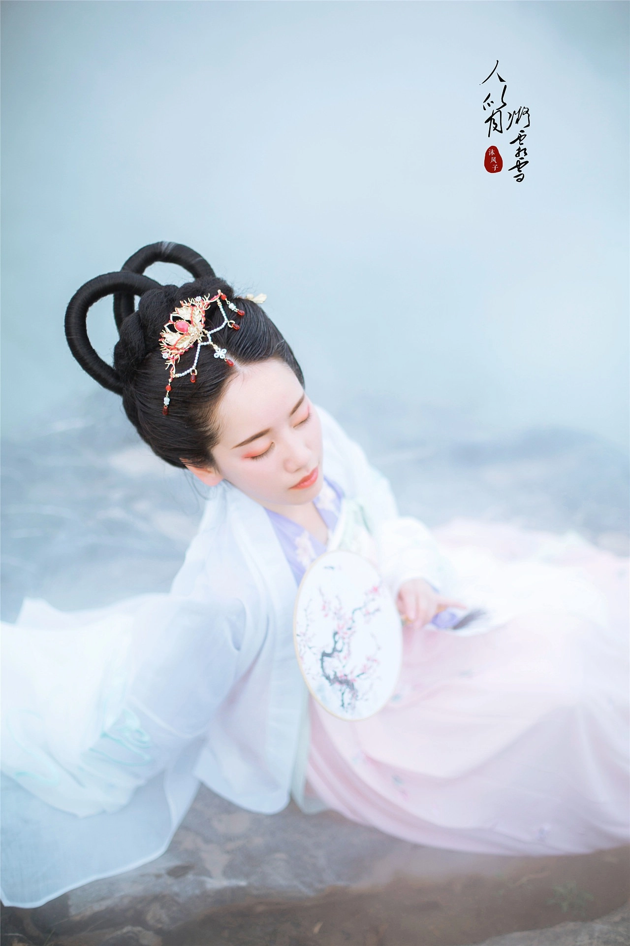 汉服写真 - 人似月，凝霜雪