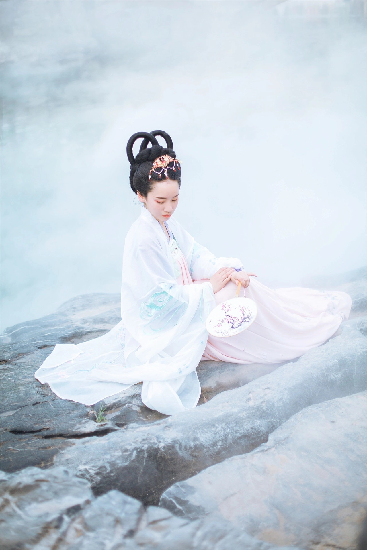 汉服写真 - 人似月，凝霜雪