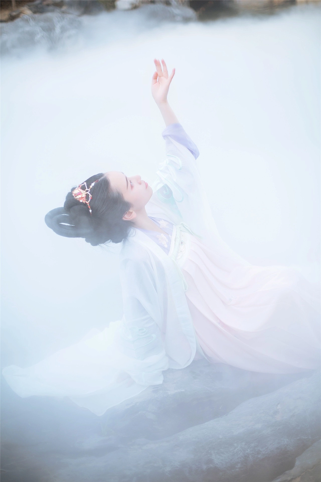 汉服写真 - 人似月，凝霜雪