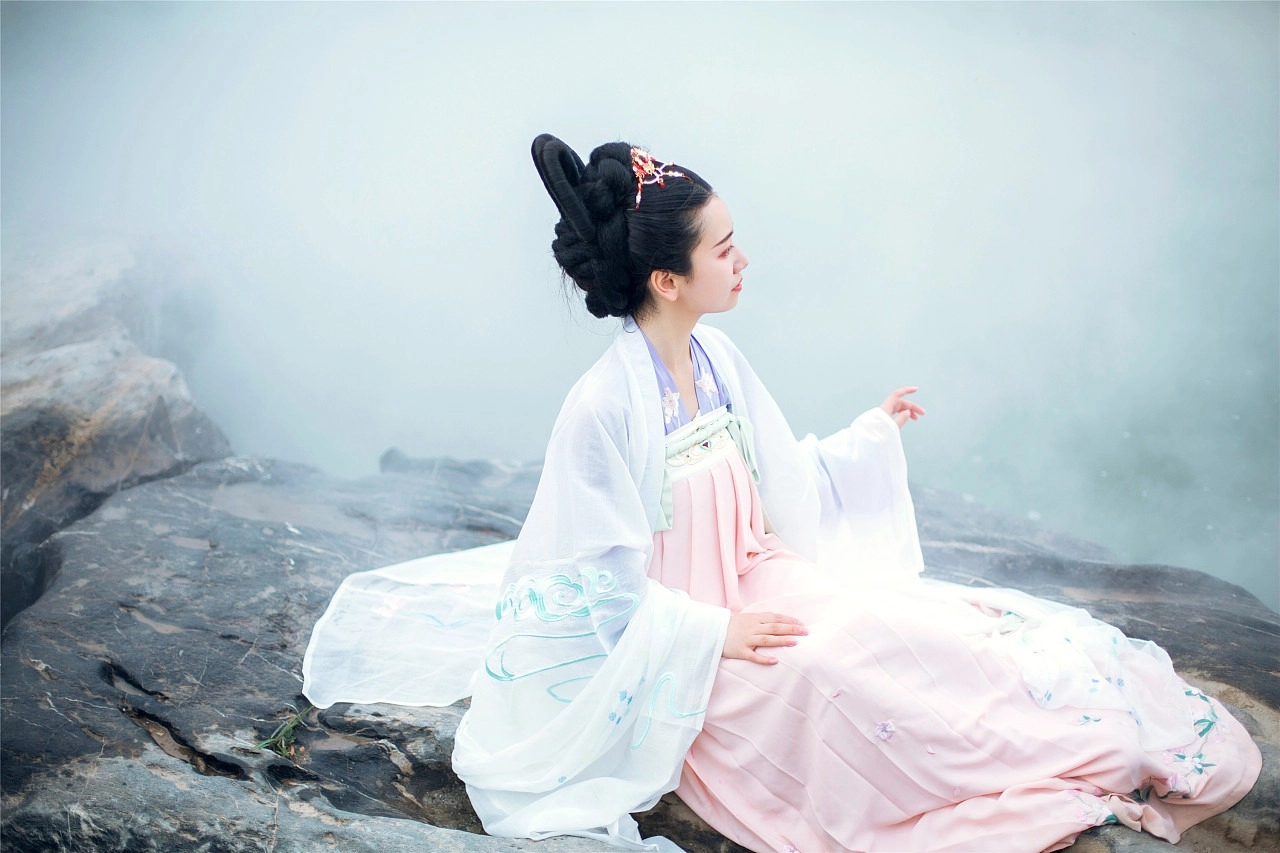 汉服写真 - 人似月，凝霜雪