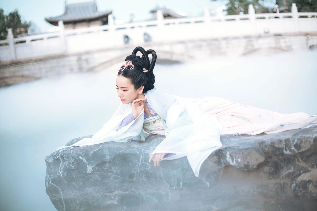 汉服写真 - 人似月，凝霜雪