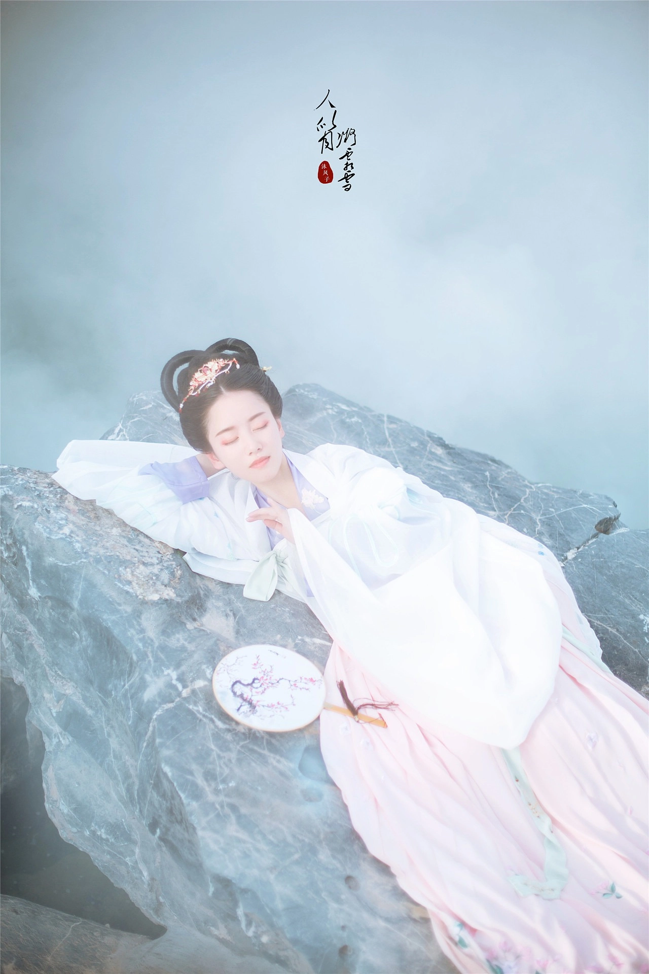 汉服写真 - 人似月，凝霜雪